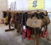 sacs à main et accessoires réalisés par la coopérative COPRAFLOR qui réalise le Tissu de la Forêt, le cuir végétal d'Amazonie entrant dans la composition de tennis TAYGRA
