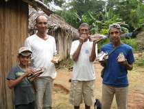 équipe de seringueiros fiers de découvrir le produit fini utilisant leur savoir-faire, orgueilleux de voir ce que leur travail permet de réaliser
